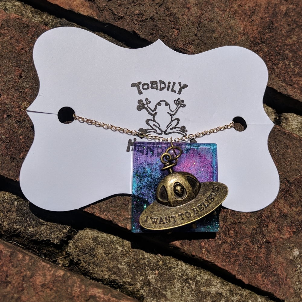 UFO alien "I want too believe" Galaxy necklace